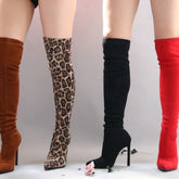 Hohe Stoffstiefel mit hohen Absätzen