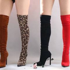 Hohe Stoffstiefel mit hohen Absätzen