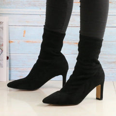 Botines de ante de vaca con tacones altos cuadrados