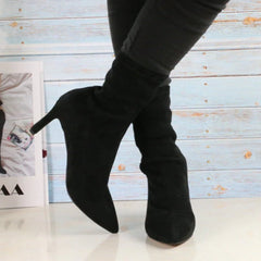 Botines de ante de vaca con tacones altos cuadrados