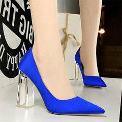 Satin Pumps mit transparentem Absatz