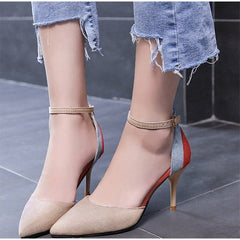 Wildlederpumps mit spitzer Zehenpartie und Fesselriemchen