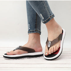Lässige Plateau-Flip-Flops