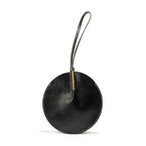 Handgemachte Clutch aus pflanzlich gegerbtem Leder in runder Form