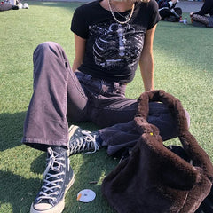 Schwarzes bauchfreies Top mit Skelett-Motiv