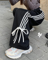 Hose mit seitlichen Streifen und Fliege