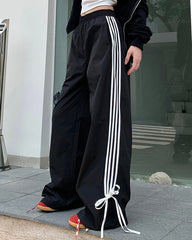 Hose mit seitlichen Streifen und Fliege