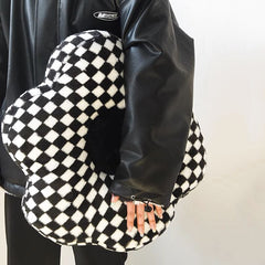 Kariertes Blumenkissen