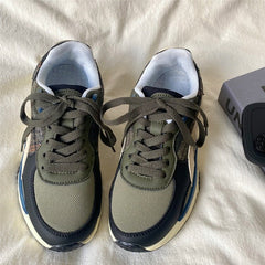 Gemütliche karierte Sneakers