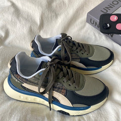 Gemütliche karierte Sneakers