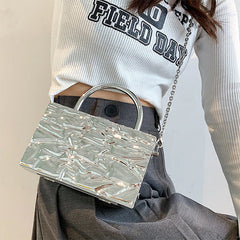 Tasche mit zerknitterter Metallkette