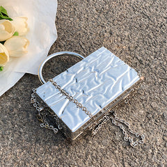 Tasche mit zerknitterter Metallkette