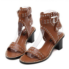 Lässige Sandalen mit Knöchelriemen