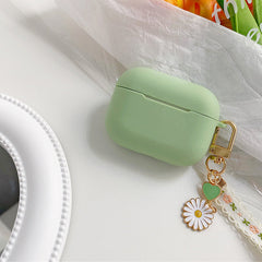 Estuche verde con diseño en cadena para AirPods
