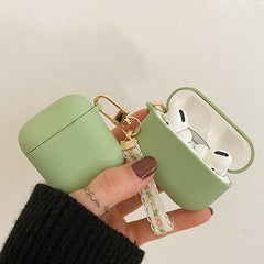 Estuche verde con diseño en cadena para AirPods
