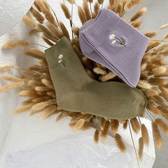 Socken mit Gänseblümchen-Stickerei