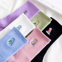 Pastellfarbene Socken mit Dino-Stickerei
