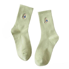 Pastellfarbene Socken mit Dino-Stickerei