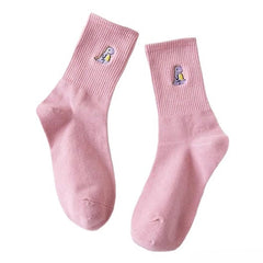 Pastellfarbene Socken mit Dino-Stickerei