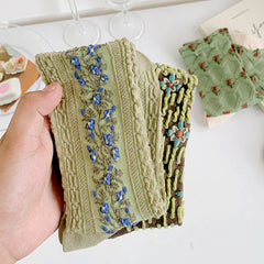Socken mit Blumenstickerei