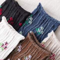 Socken mit Blumenstickerei
