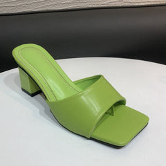 Chanclas cuadradas de tacón alto sin cordones