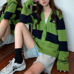 Gestreifte Strickjacke im Grunge-Stil