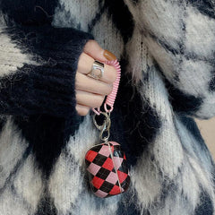 AirPods-Hülle im Grunge-Argyle-Muster