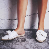 Flache Espadrilles mit Schmetterlingsknoten