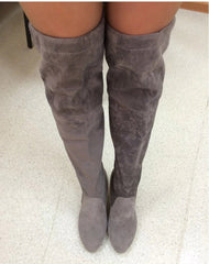 Stiefel aus Wildlederimitat mit hohen Absätzen