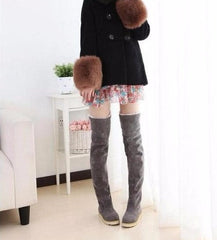 Schmale Overknee-Stiefel aus Stretch-Kunstleder