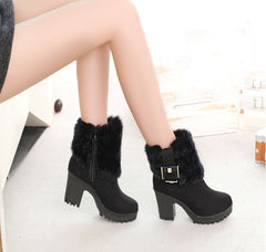 Plüschstiefel mit hohem Absatz und dekorativen Schnallen