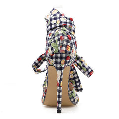 Sandalias florales con tiras en el tobillo y tacón fino con nudo de mariposa