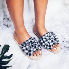 Chanclas planas tejidas a cuadros con lazo