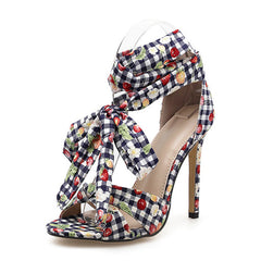 Sandalias florales con tiras en el tobillo y tacón fino con nudo de mariposa