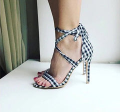 Sandalen mit hohen Absätzen und Schottenkaromuster und überkreuzten Bändern
