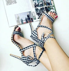 Sandalen mit hohen Absätzen und Schottenkaromuster und überkreuzten Bändern