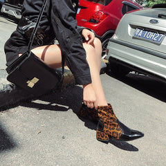 Schlupfstiefeletten mit mittelhohem Absatz und quadratischer Zehenpartie