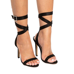 Sandaletten mit Absatz und dekorativer Schnalle