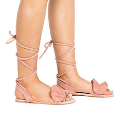 Sandalias planas con tiras en el tobillo y volantes