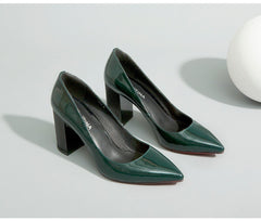 Pumps aus Lackleder mit spitzer Spitze