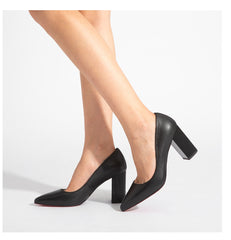 Pumps aus Lackleder mit spitzer Spitze