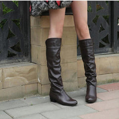 Hohe Stiefel mit niedrigem Absatz