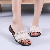Flip-Flops mit flachem Absatz und Rüschen