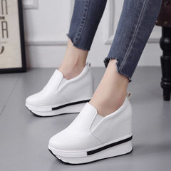 Lässige flache Schuhe mit runder Zehenpartie und Plateausohle