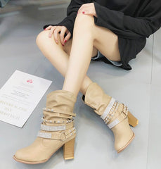 Halbhohe Stiefel aus PU-Leder mit Schnallen