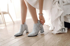 Botines de tacón con punta a cuadros