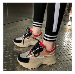 Lässige, atmungsaktive Mesh-Sneaker mit dicker Sohle