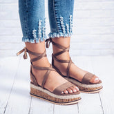 Flache Plateau-Sandalen mit Kreuzriemen