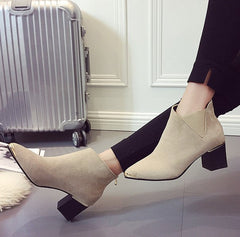 Botines de piel sintética con tacón cuadrado y adornos metálicos